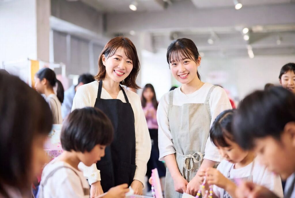 イベント会社・株式会社East Shipは関東の東京/世田谷と関西/京都を中心にイベントを一貫して運営。ワークショップもお任せ。ワークショップのハンドメイドイベントでの講師の女性スタッフとサポートの女性スタッフ