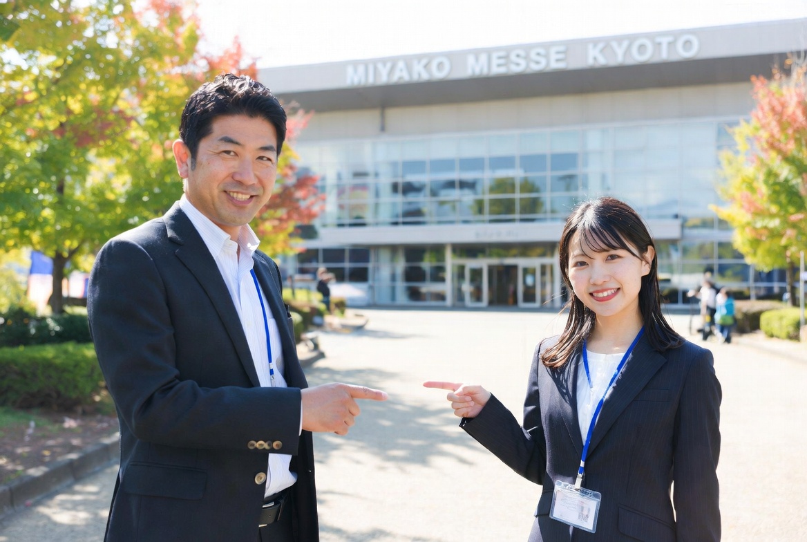 株式会社EastShipは京都・世田谷に拠点を置くイベント会社です。各種イベント企画・運営・スタッフ手配を行っております。みやこめっせでのスーツを着た男女のイベントスタッフ